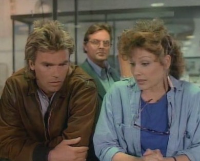 Angus MacGyver Trucs et Astuces - 2x15 Les Pirates - MacGyver avec le Dr. Barbara Ortega, et le méchant Gar Manning, écoutant la conversation