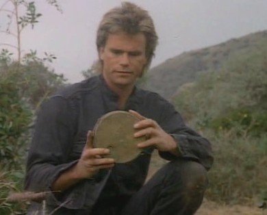 Angus MacGyver Trucs et Astuces - 2x15 Les Pirates - MacGyver avec une mine hors d'état de nuire