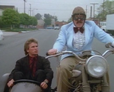 Angus MacGyver Trucs et Astuces - 2x17 Dalton, l'Espion - MacGyver et Jack Dalton en side car