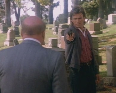 Angus MacGyver Trucs et Astuces - 2x21 MacGyver Mort ou Vif - MacGyver pointant une arme vers Pete