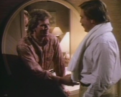 Angus MacGyver Trucs et Astuces - 3x02 A La Recherche de l'Amour Perdu 2 - MacGyver et Jack Dalton mettant leur plan au point