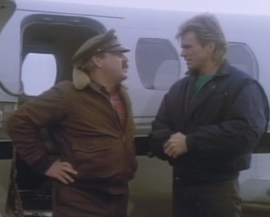 Angus MacGyver Trucs et Astuces - 3x14 Etrange Trio - Jack Dalton et MacGyver devant l'appareil.