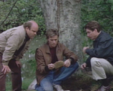 Angus MacGyver Trucs et Astuces - 4x02 Frères de Sang - Mac et ses copains Chuck et Neil, déterrant leur boîte à souvenir