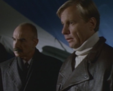 Angus MacGyver Trucs et Astuces - 4x05 Grand Prix à Westwood - Hans Visser et son patron Carl Strickland