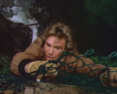 Angus MacGyver Trucs et Astuces - 4x15 Le Tueur Invisible - MacGyver accroché dans le vide après avoir été poussé du pont