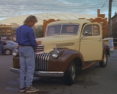 Angus MacGyver Trucs et Astuces - 5x02 Les Perles de Cléopâtre - Mac et sa Chevrolet Truck