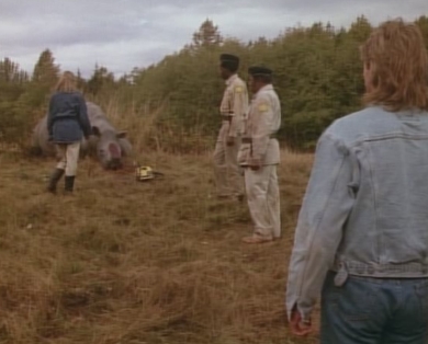 Angus MacGyver Trucs et Astuces - 5x08 Sur la Piste des Rhinocéros - Kate, 2 gardes-chasse, et MacGyver impuissants devant un Rhino blessé sur le point de mourir