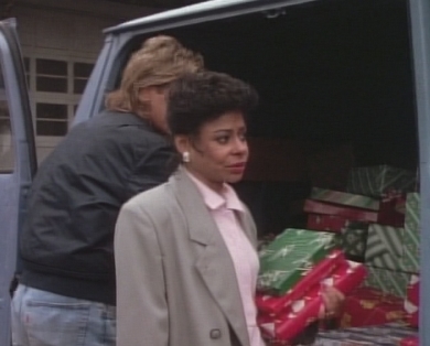 Angus MacGyver Trucs et Astuces - 5x11 La Vierge Disparue - Cynthia et Mac devant une camionette remplie de cadeau !