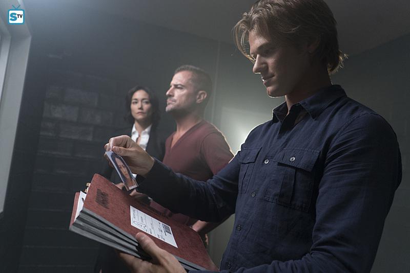 Angus MacGyver Trucs et Astuces - 1x01 Renaissance - Patricia, Jack et Mac avant l'interrogatoire.