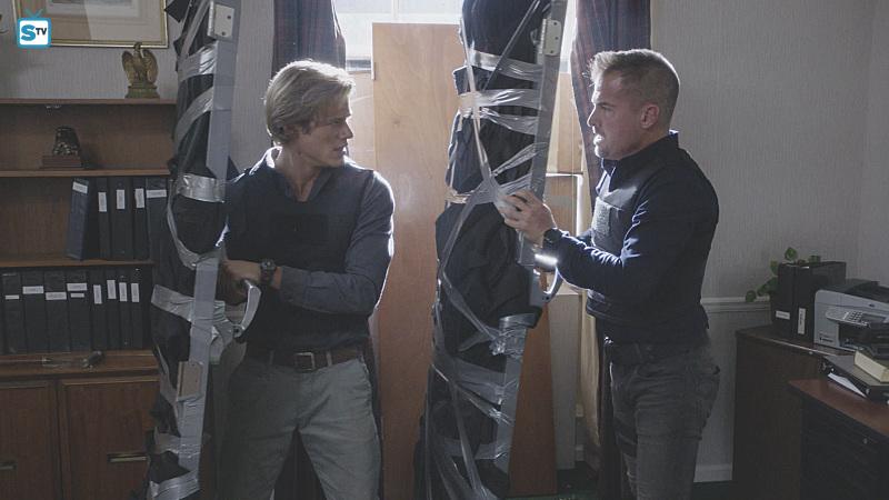 Angus MacGyver Trucs et Astuces - 1x09 Assiégés - Mac et Jack et leur bouclier pare-balles.