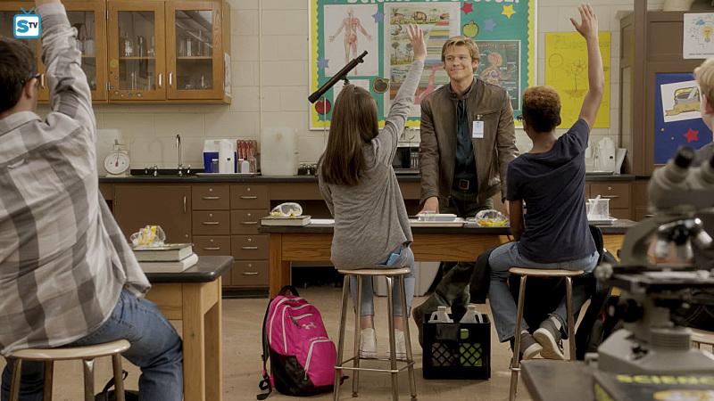 Angus MacGyver Trucs et Astuces - 1x10 Souvenirs, souvenirs - MacGyver donne un cours de chimie dans son ancienne école