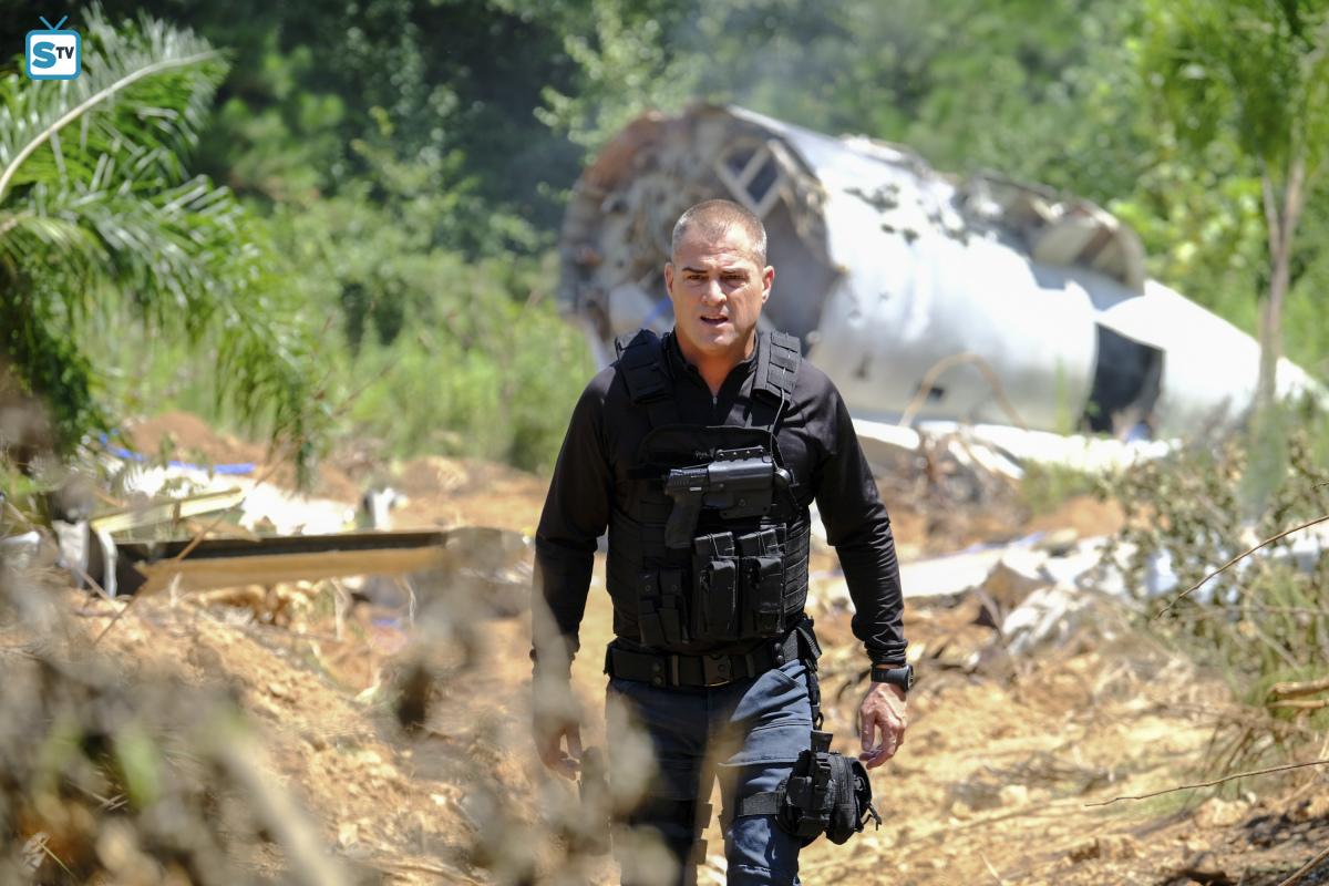 Angus MacGyver Trucs et Astuces - 2x05 L'ile maudite - Jack Dalton sur le site du crash