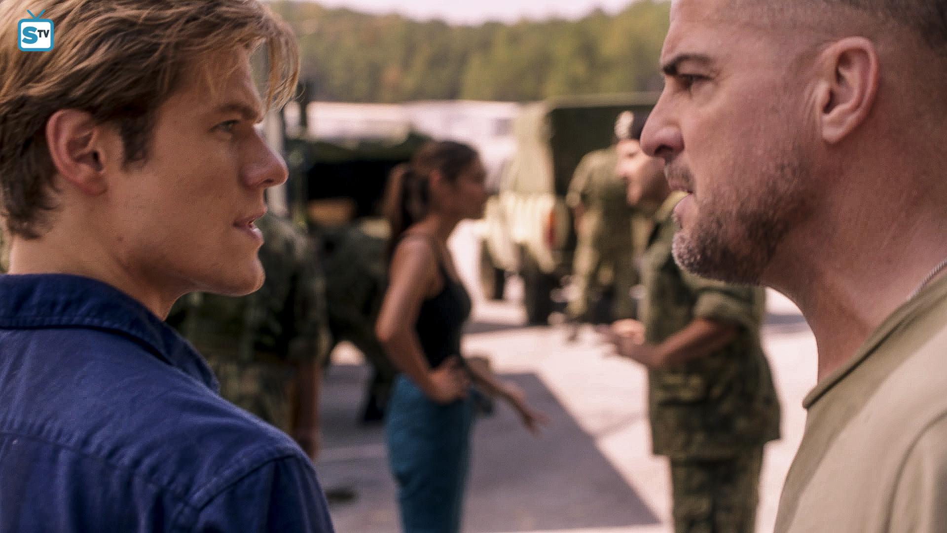 Angus MacGyver Trucs et Astuces - 2x07 Une affaire de coeur - Jack et Mac au premier plan, Dr Alejandra Rosa et un soldat de l'armée au second plan