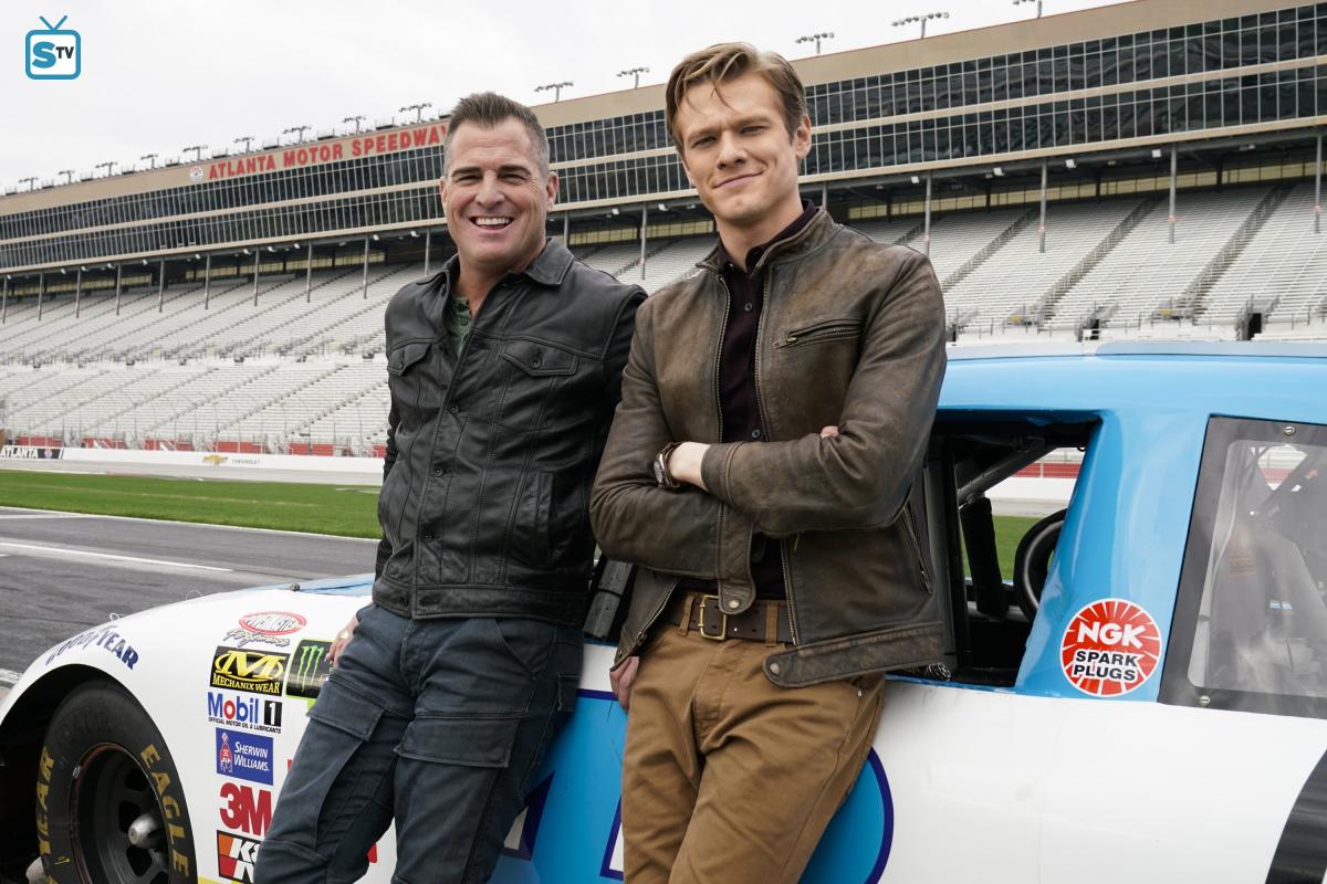 Angus MacGyver Trucs et Astuces - 2x22 La vérité est ailleurs - Le prologue de l'épisode fait la promo de la NASCAR