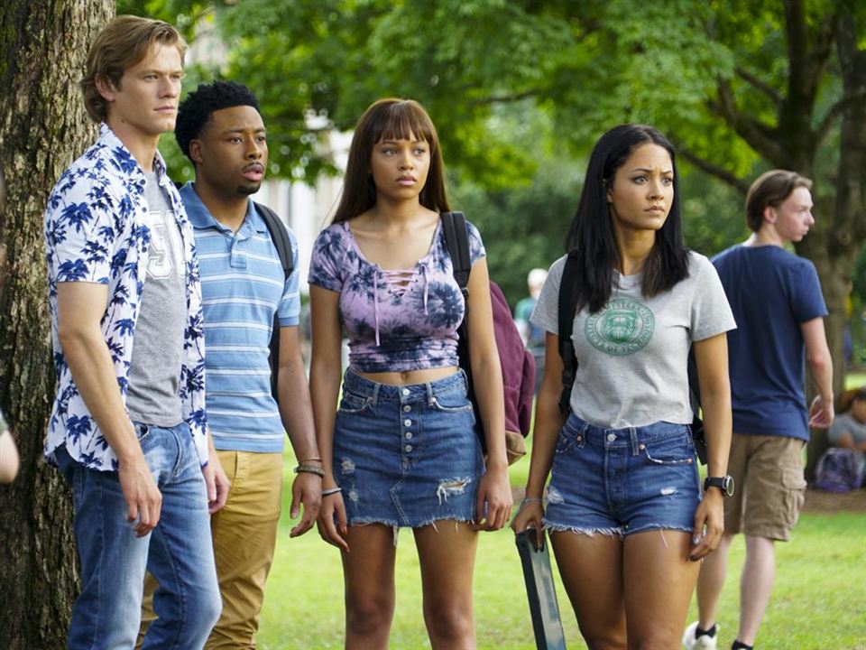 Angus MacGyver Trucs et Astuces - 3x03 Retour à la Fac - Mac, Bozer, Leanna et Riley se baladent sur le campus