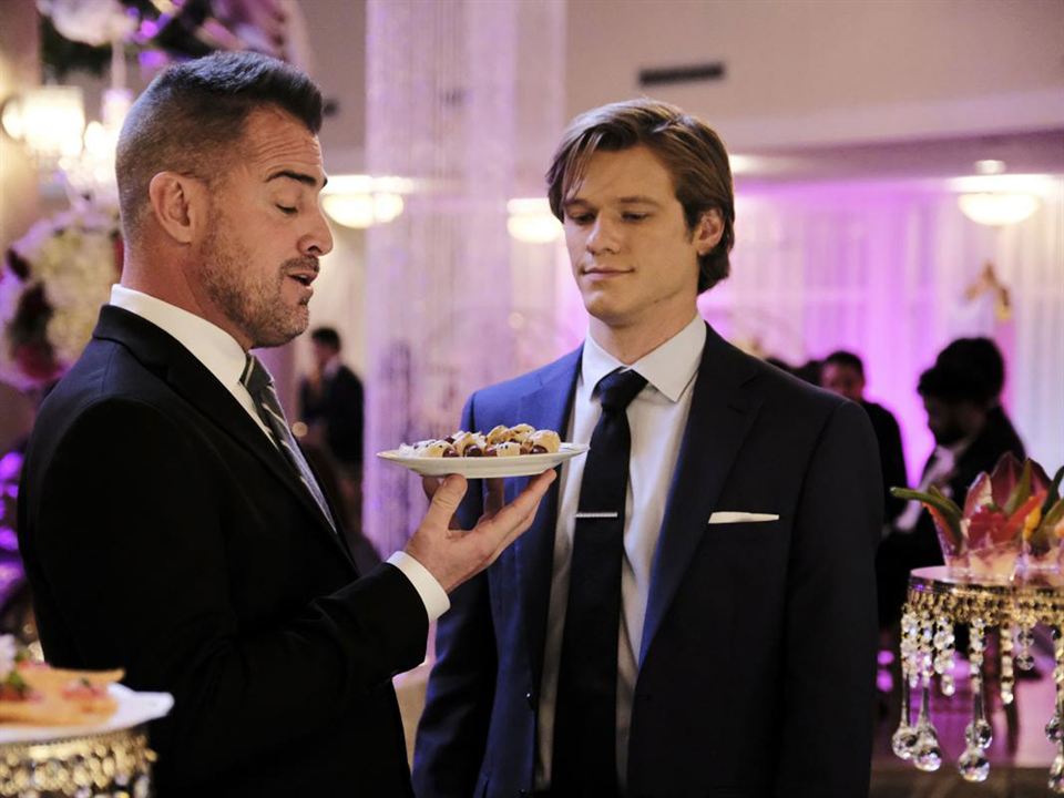 Angus MacGyver Trucs et Astuces - 3x14 Le mariage - Jack a trouvé le buffet et ne le quitte plus de la soirée