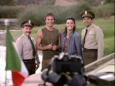 Angus MacGyver Trucs et Astuces - 1x02 Le Gantelet - Photo avec 2 douaniers mexicains