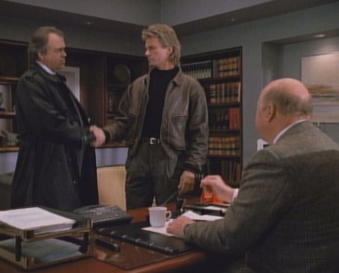 Angus MacGyver Trucs et Astuces - 6x17 Confiance Aveugle - Agent du DXS Stams, Mac et Peter dans son bureau