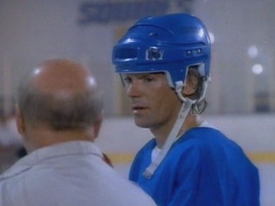 Angus MacGyver Trucs et Astuces - 2x01 Le Liquidateur - MacGyver en tenue de Hockey