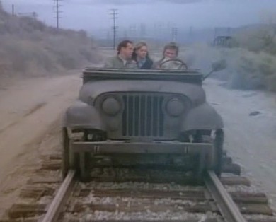 Angus MacGyver Trucs et Astuces - 2x19 L'Echappée Belle - Mac avec Ketty et son père Joe Henderson, en Jeep sur les rails