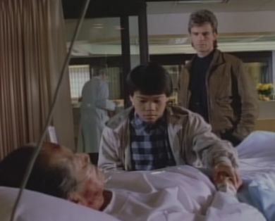 Angus MacGyver Trucs et Astuces - 3x20 Le Dragon de Jade - Adam Chen sur son lit d'hôpital, avec Luke Chen, son petit-fils, et MacGyver
