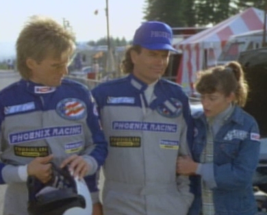Angus MacGyver Trucs et Astuces - 4x05 Grand Prix à Westwood - MacGyver, son ami pilote Jeff Stone et sa fille Charlie