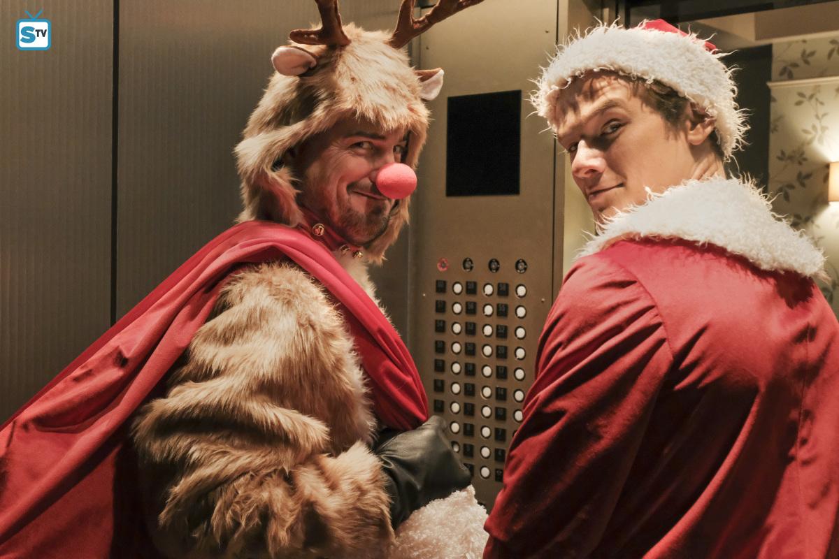 Angus MacGyver Trucs et Astuces - 2x11 Pris au piège - Rudolphe et le Père Noël dans un ascenseur new-yorkais