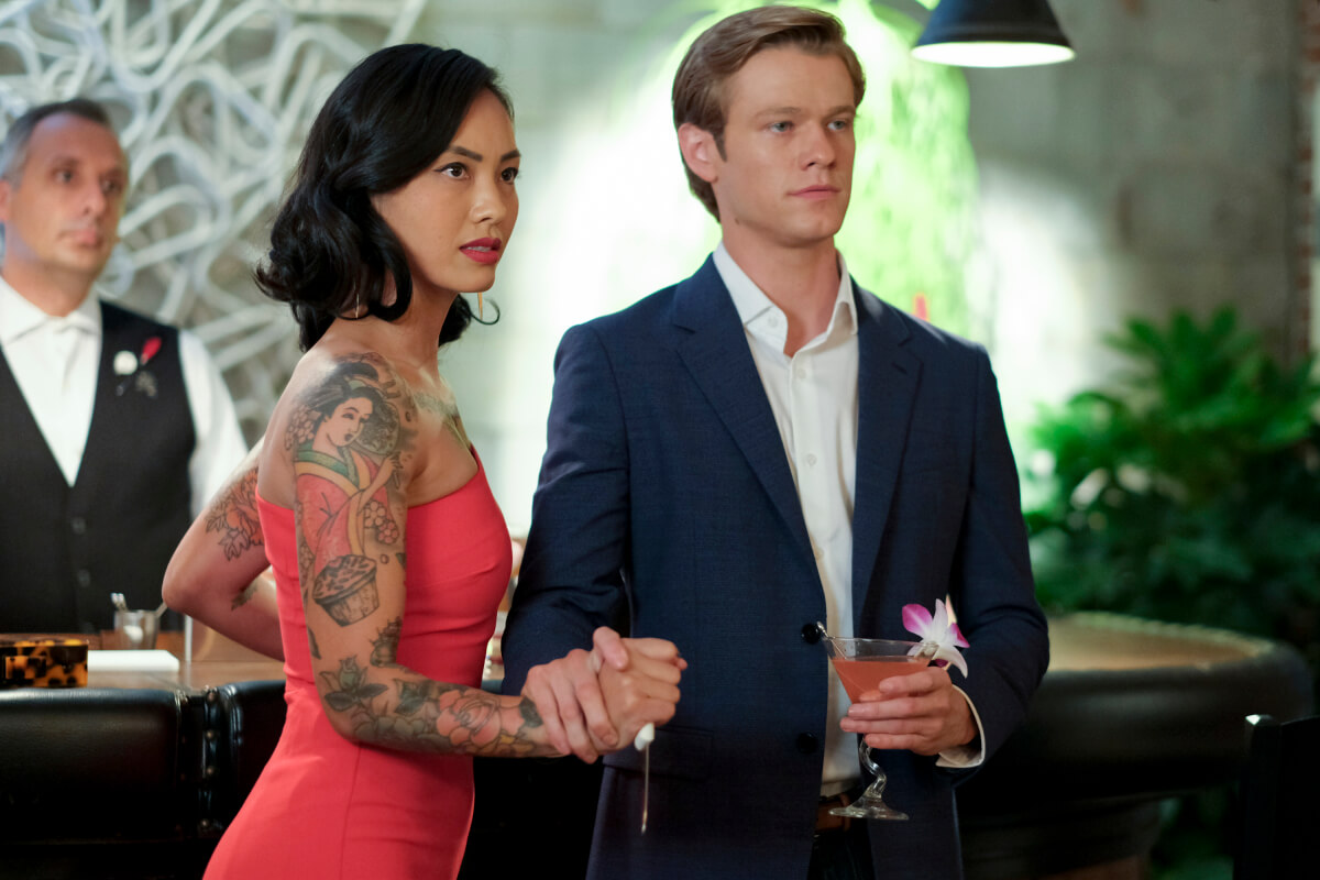 Angus MacGyver Trucs et Astuces - 4x07 Un Couple Normal - Desi et Mac sont là pour se détendre, mais ils voient du complot partout Angus MacGyver Trucs et Astuces - 4x07 Un Couple Normal - Desi et Mac sont là pour se détendre, mais ils voient du complot partout