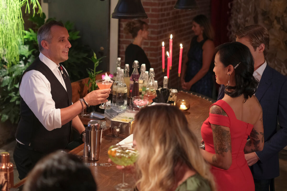 Angus MacGyver Trucs et Astuces - 4x07 Un Couple Normal - Le barman sert le cocktail à Desi et le whisky à Mac, mais en fait, c'est l'inverse Angus MacGyver Trucs et Astuces - 4x07 Un Couple Normal - Le barman sert le cocktail à Desi et le whisky à Mac, mais en fait, c'est l'inverse
