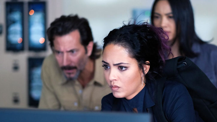 Angus MacGyver Trucs et Astuces - 4x09 Code Nemesis - Riley reconnait le code source à l'origine du blackout sur Los Angeles. Angus MacGyver Trucs et Astuces - 4x09 Code Nemesis - Riley reconnait le code source à l'origine du blackout sur Los Angeles.