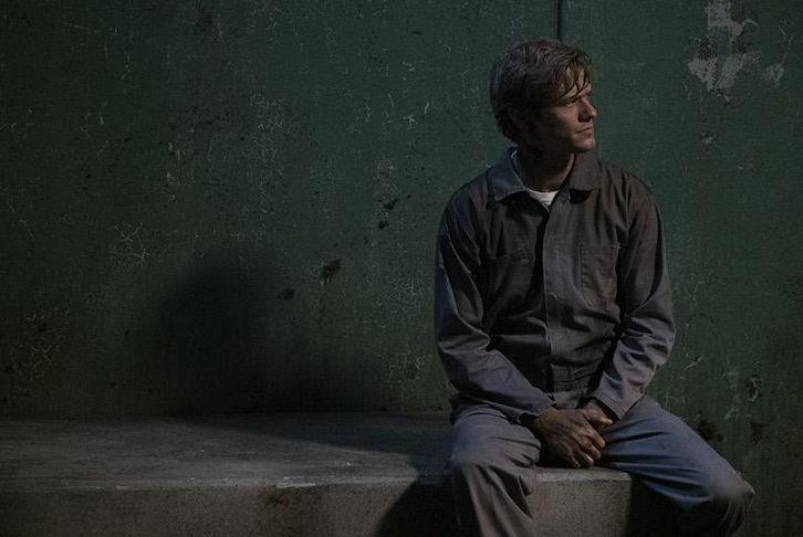 Angus MacGyver Trucs et Astuces - 4x11 Décor Naturel - Mac est un peu plus maquillé de sang par Bozer à chacun de ses Angus MacGyver Trucs et Astuces - 4x11 Décor Naturel - Mac est un peu plus maquillé de sang par Bozer à chacun de ses