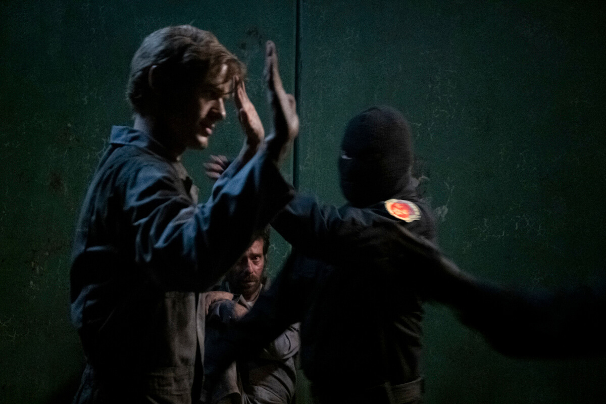 Angus MacGyver Trucs et Astuces - 4x11 Décor Naturel - Des agents de Phoenix se cachent sous ces uniformes chinois Angus MacGyver Trucs et Astuces - 4x11 Décor Naturel - Des agents de Phoenix se cachent sous ces uniformes chinois
