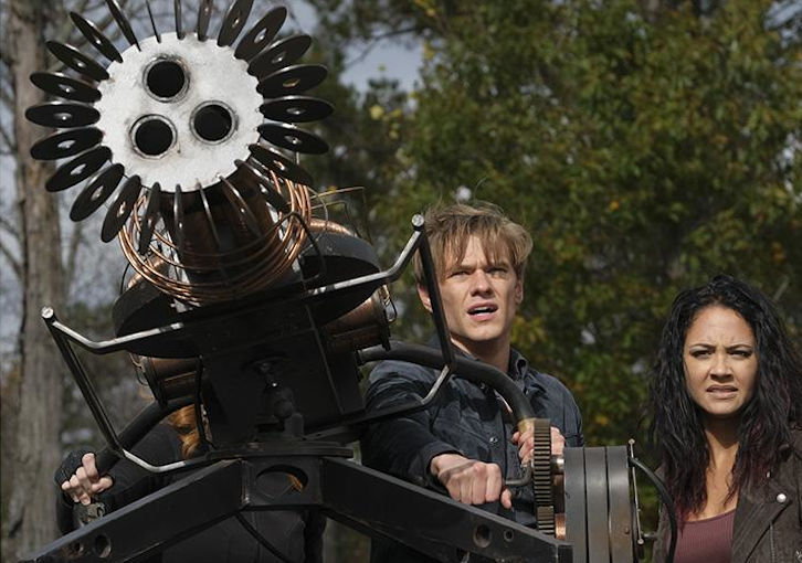 Angus MacGyver Trucs et Astuces - 4x12 Loyauté - MacGyver et Riley sauve Codex avec l'arme de Tesla contre un missile envoyé par un drone de l'armée