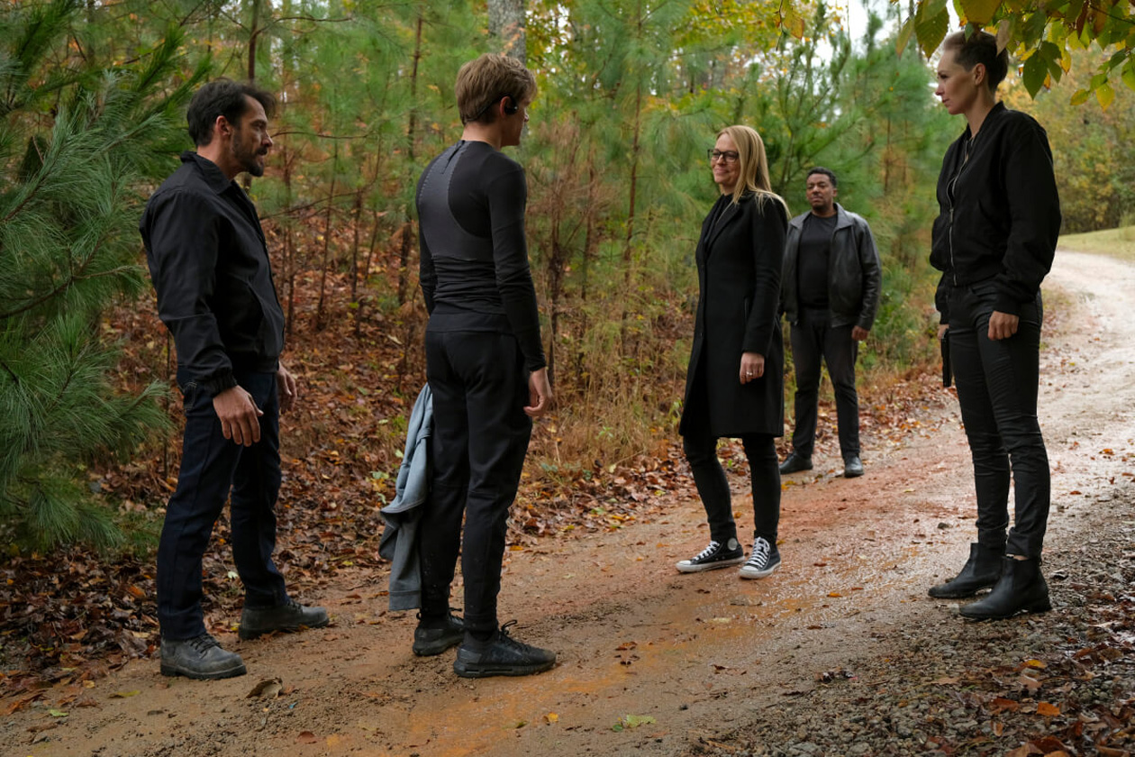 Angus MacGyver Trucs et Astuces - 4x12 Loyauté - Gwen et son équipe retrouvent Mac parti jogger dans la forêt