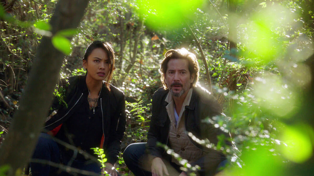 Angus MacGyver Trucs et Astuces - 4x13 Sauver le Monde - Desi et Russ suivent les actions de Riley et Mac depuis la forêt Angus MacGyver Trucs et Astuces - 4x13 Sauver le Monde - Desi et Russ suivent les actions de Riley et Mac depuis la forêt